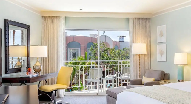 Двухместный номер с балконом и с видом на территорию отеля Loews Coronado Bay Resort
