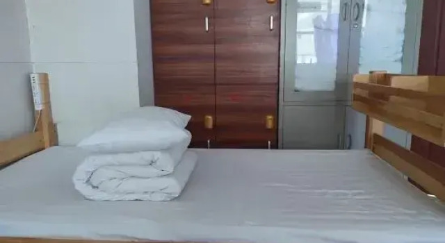 Кровать в общем номере (мужской номер) Shangjian Taikongcang Hotel Beijing Jinsong Subway Station
