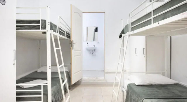 Кровать в общем номере Wanderlust Hostel