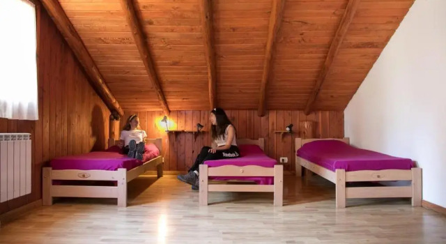 Кровать в общем номере с красивым видом из окна Hostel El Mirador
