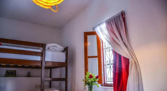 Кровать в общем номере Riad Dari