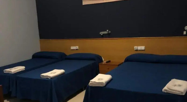 Четырёхместный номер Standard с балконом Hotel Sant Jordi