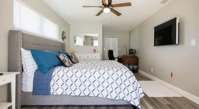 Elegant Heated Pool Home 12 minutes to the beaches of Anna Maria Island and IMG Academy