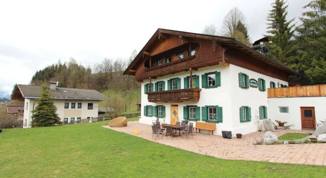 Апартаменты с балконом Rustic Holiday Home near Ski Area in Hopfgarten im Brixental