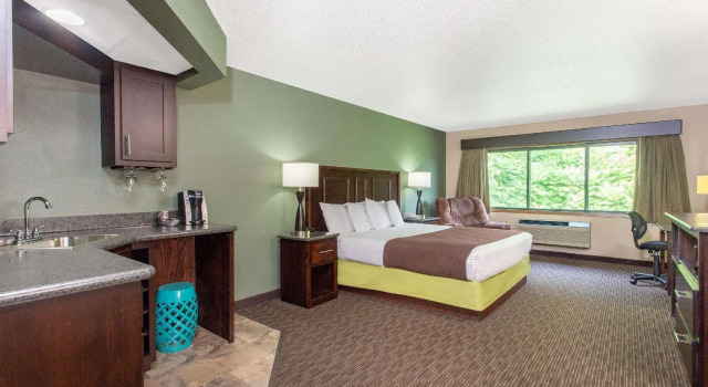 Двухместный люкс AmericInn by Wyndham West Salem