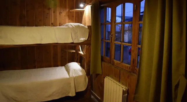 Кровать в общем номере Periko´s Youth Hostel