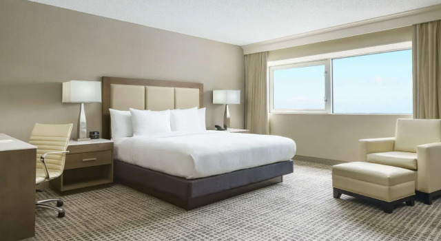 Двухместный полулюкс with atrium view balcony DoubleTree by Hilton Orlando Airport Hotel