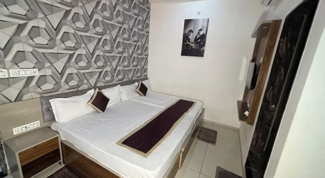 Номер Standard Hotel Hanuman Palace-450 meter Khatu Shayam Ji Temple
