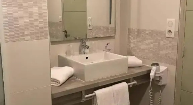 Номер Standard Logis Hôtel Le Rochelois