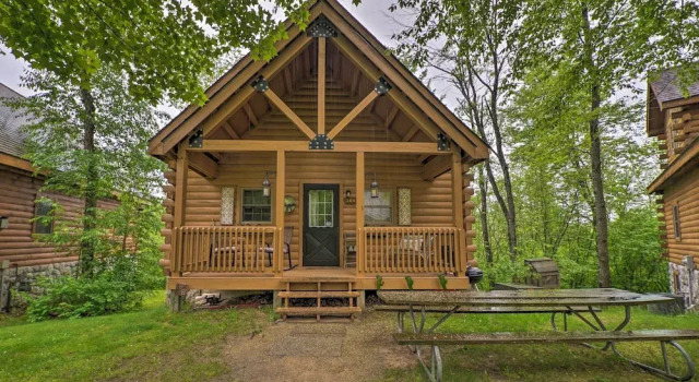 Коттедж с 3 комнатами с балконом Cozy Retreat w/ Porch & Double JJ Resort Access!