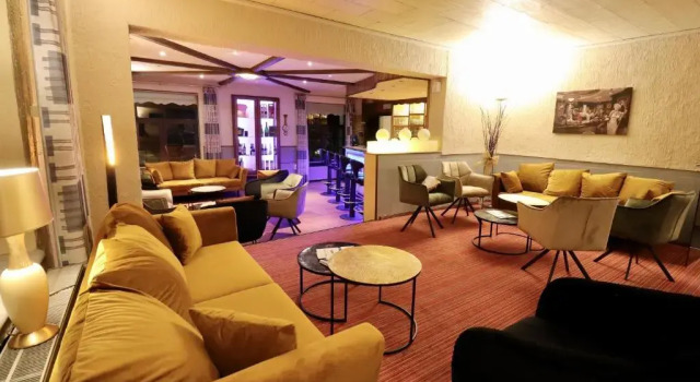 Hotel Val de lOur, Забронировать Отель Отели в центре Бург-Ройланд, в центре