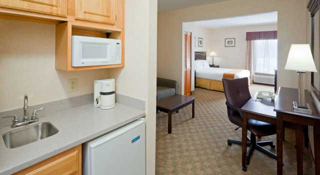 Двухместный люкс Holiday Inn Express Hotel & Suites Carneys Point by IHG