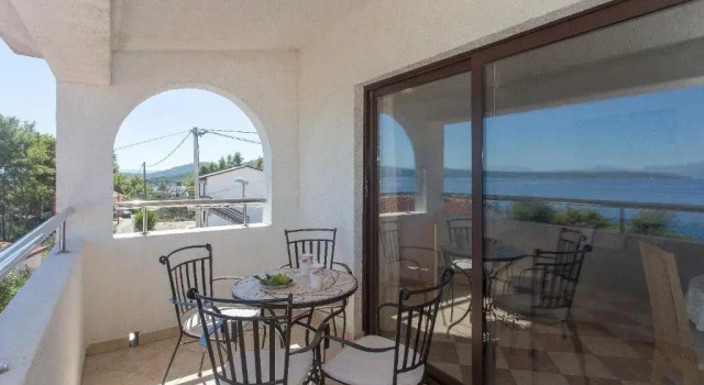 Apartments Neno - 100m from sea, Varaa Huoneisto Island Solta Split-Dalmatia