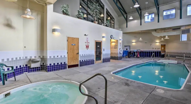 Ski Shuttle & Pool: Modern Silverthorne Condo!, Rezerwuj Apartament Hotele w Vail Ski z parkingiem, Parking