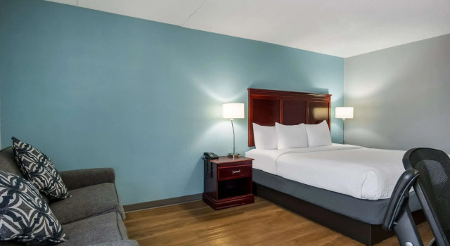 Двухместный номер Standard Clarion Inn & Suites Grand Rapids Airport