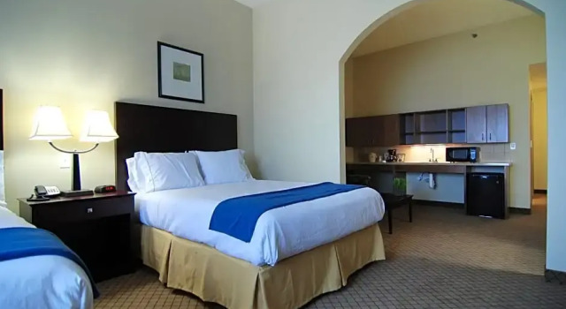 Люкс Standard Holiday Inn Express Hotel & Suites Mankato East by IHG