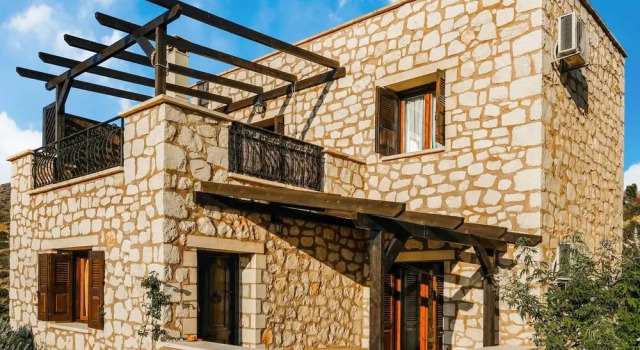 Stone Holiday Home in Lagkada with Garden Offering Sea Views, Prenota Casa vacanze Ville a Creta, Villa