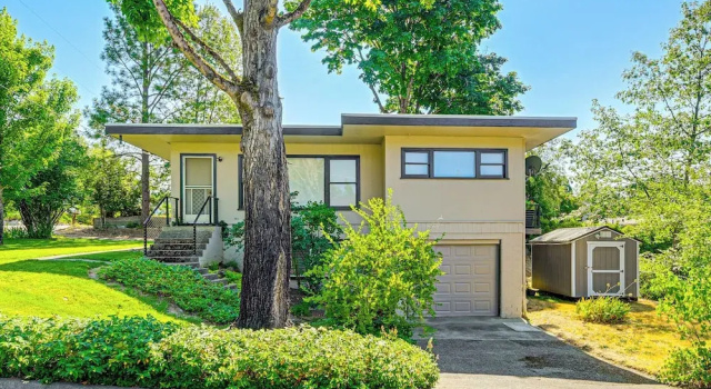 Коттедж с 3 комнатами Grants Pass Getaway w/ Expansive Deck!