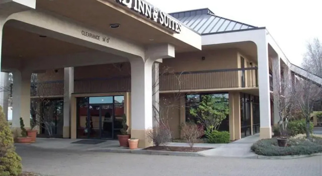 Люкс Red Lion Inn & Suites Deschutes River - Bend