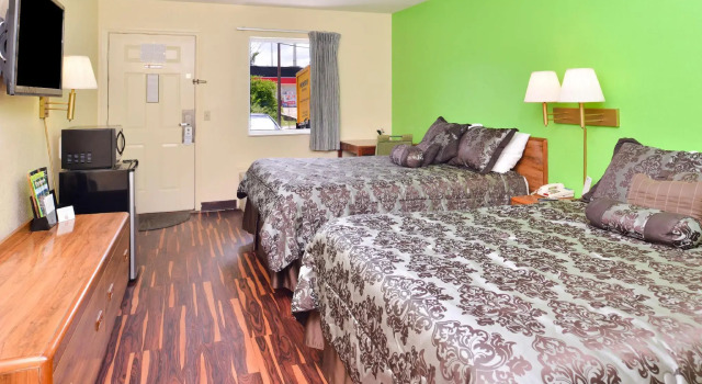 Четырёхместный номер Standard Studio 6 Suites Chattanooga TN Lookout Mtn