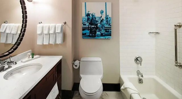 Четырёхместный HEARING ACCESSIBLE номер Deluxe Hilton Brooklyn New York - Newly Renovated