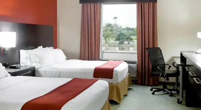 Четырёхместный номер Standard Holiday Inn Express Hotel and Suites Brownsville by IHG