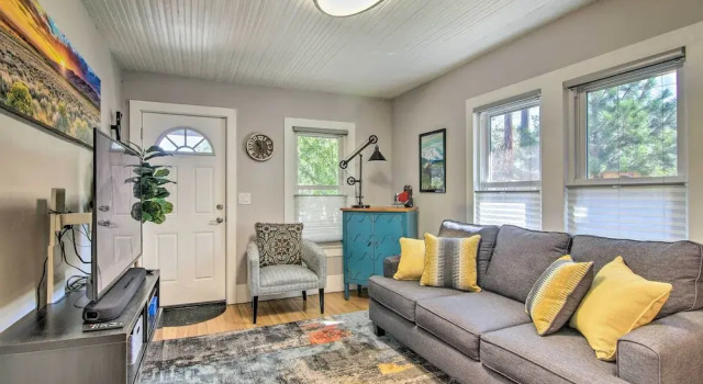 Colorado Springs Bungalow - Walk to Downtown!, Забронировать Дом для отпуска Виллы Колорадо-Спрингса, рядом с Концертный зал Pikes Peak Center, Вилла