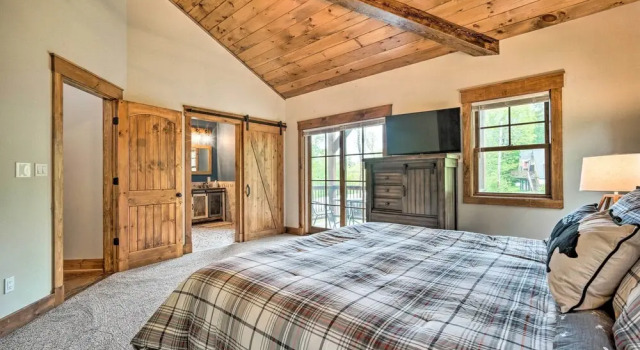 Коттедж с 4 комнатами Elegant Mtn Chalet w/ Deck: 1 Mi to Mt Snow!