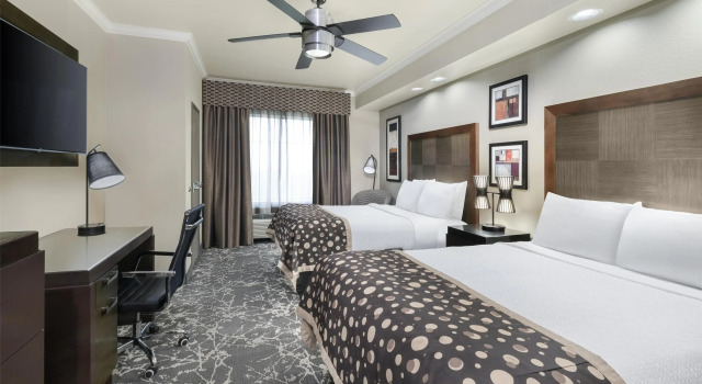 Четырёхместный номер Standard Best Western Premier Crown Chase Inn & Suites