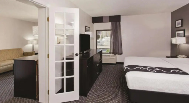 Двухместный люкс c 1 комнатой La Quinta Inn & Suites by Wyndham Charleston Riverview
