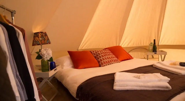 The Grand Folly Hotel - Glamping, Rezerwuj Pole kempingowe Chichester Harbour West Sussex