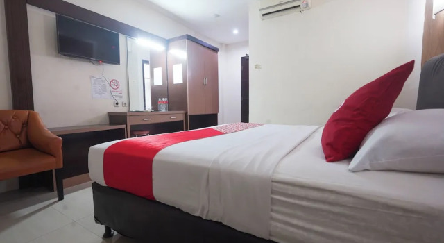 Люкс Standard RedDoorz Plus at Grand Populer Hotel Makassar