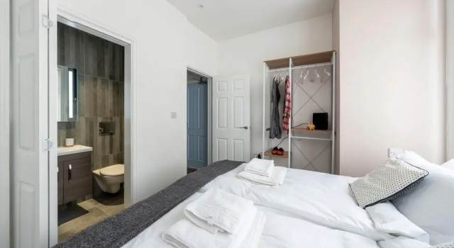 Stylish & Sleek 3BD Home Including Guest House in Southall