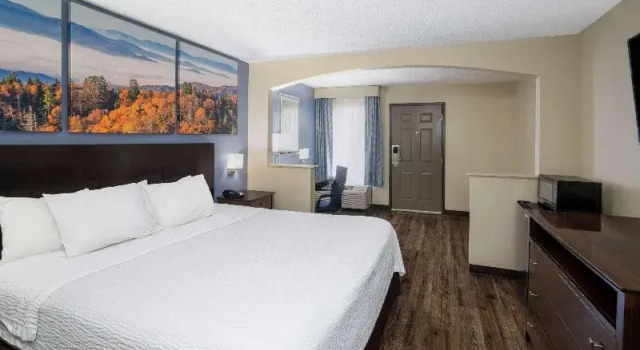 Трёхместный номер Standard Days Inn by Wyndham Clarksville North EXIT 4