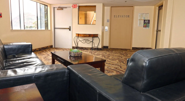 La Serena Inn, Забронировать Отель Отели Морро-Бэй с парковкой, рядом с Галерея ассоциации Морро-Бэй-Арт, Парковка