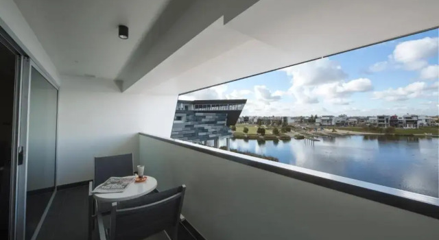 Двухместный номер Superior с балконом и с видом на озеро Mercure Melbourne Caroline Springs