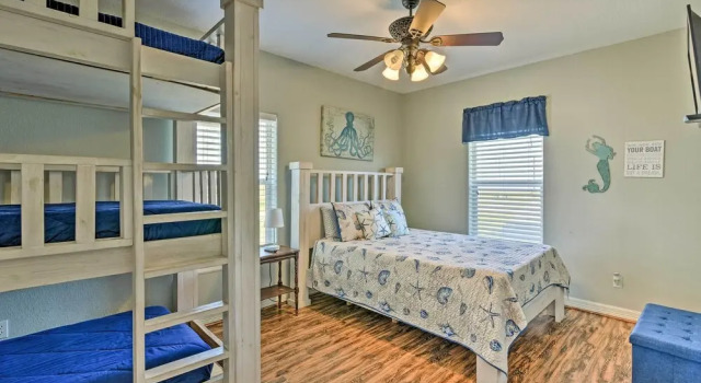 Коттедж Steps to Surfside Beach: Large Group Gulf Retreat