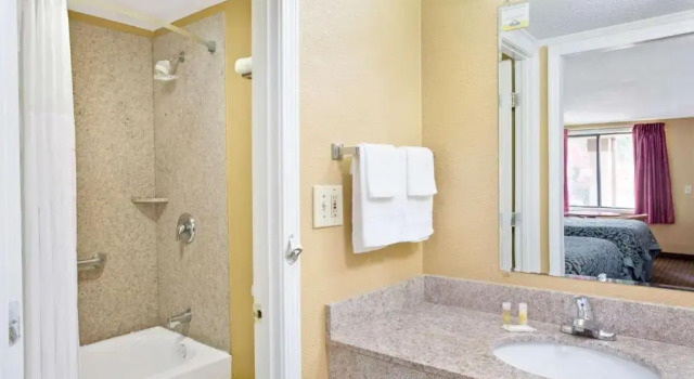 Четырёхместный номер Standard Days Inn by Wyndham Lawrenceville