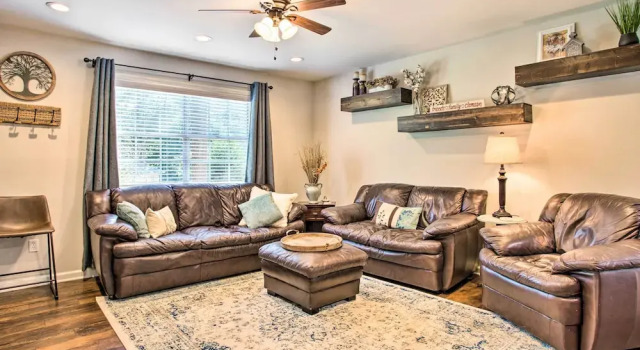 Modern Home w/ Yard + Deck, 1 Mi to Clemson U!, Забронировать Дом для отпуска Коттеджи Южной Каролины, Коттедж