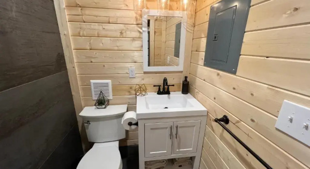Вилла Cozy Orchard Garden Tiny House w Hottub AC Firepit