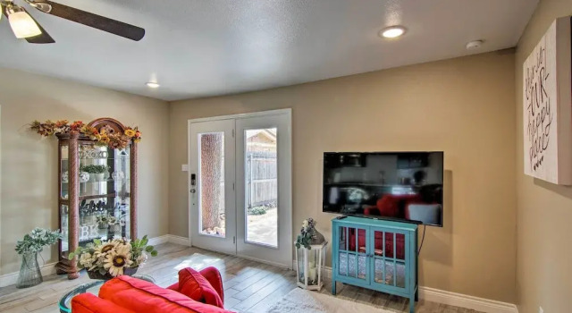 Walk to Texas Tech! Cozy Lubbock Gem w/ Patio, Забронировать Отель Лаббок штат Техас, рядом с Fresenius Medical Care at Lubbock Heart Hosptial