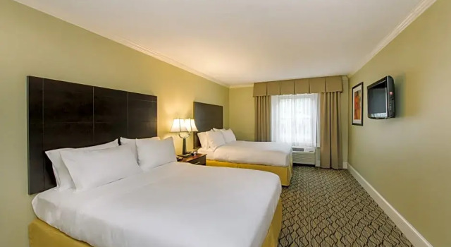 Четырёхместный люкс c 1 комнатой Holiday Inn Express and Suites Merrimack - Nashua by IHG