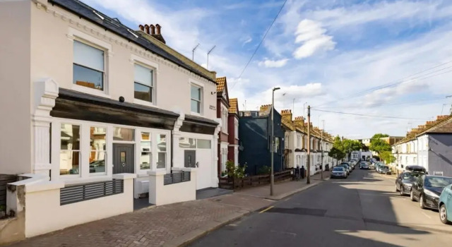 The Battersea Loft - Trendy 3bdr Flat With Patio, London