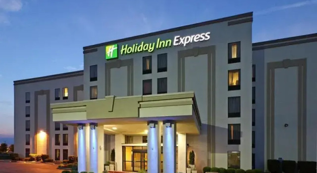 Кровать в общем номере Quality Inn Fayetteville Near Historic Downtown Square