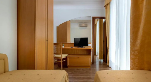Четырёхместный номер Standard с балконом Hotel Astor