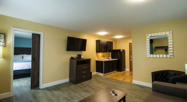 Четырёхместный люкс с 2 комнатами Hawthorn Extended Stay by Wyndham Saint Robert