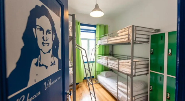 Кровать в общем номере Help Yourself Hostels - Parede