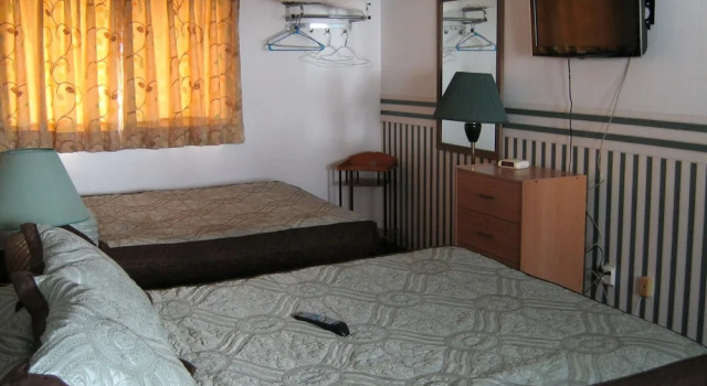 Четырёхместный номер Classic с балконом Hillside Motel