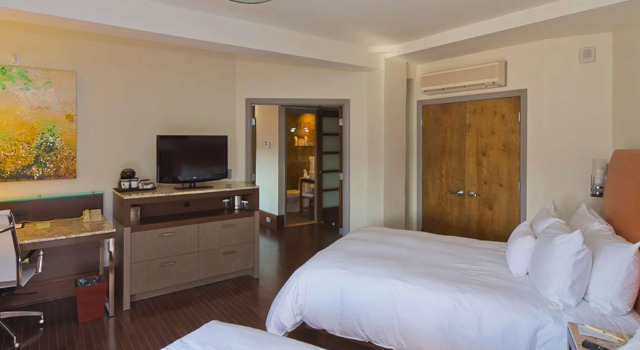 Четырёхместный полулюкс The Tudor Arms Hotel Cleveland - a DoubleTree by Hilton