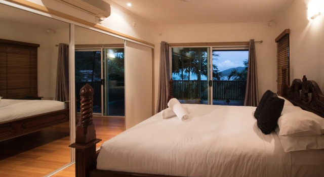 180 views king suite NB Pets must be okd by host B4 booking as T&Cs Apply CALL Bella Vista on Nara, Забронировать Отель Отели Эрли-Бич 3 звезды, рядом с Рынок пляжа Эйрли, 3*
